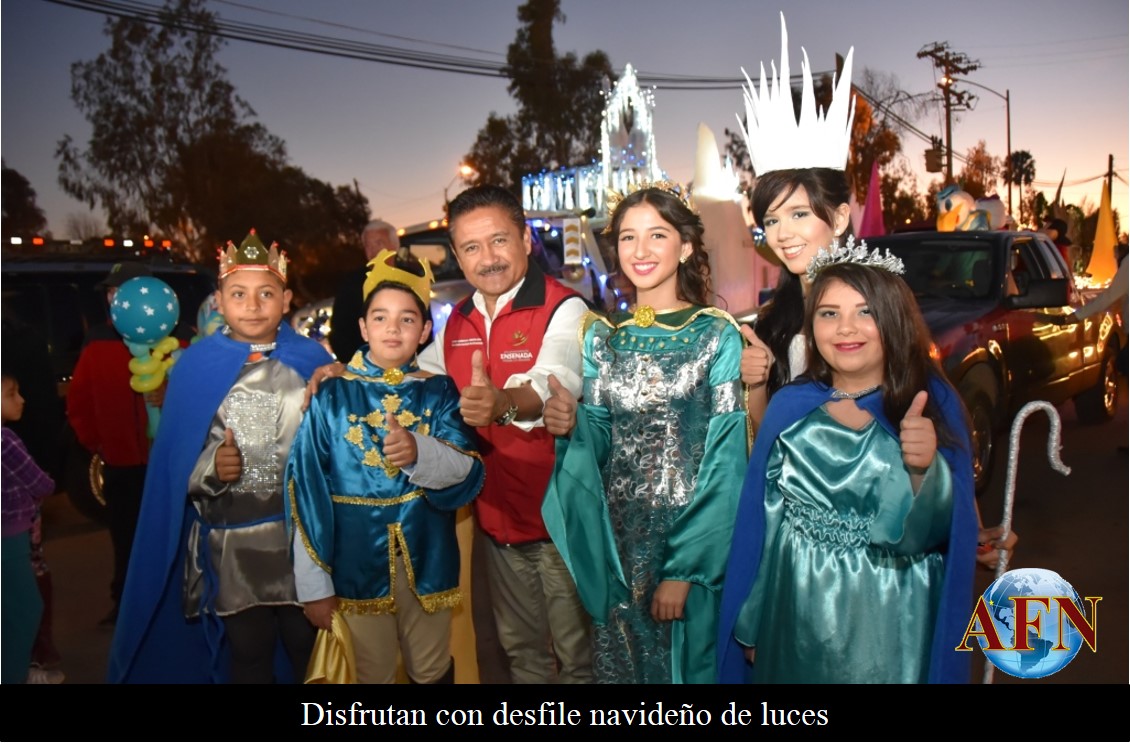 Disfrutan con desfile navideño de luces