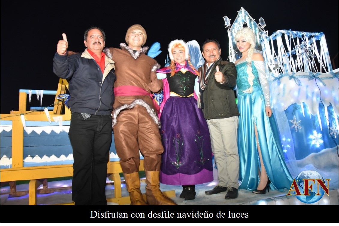 Disfrutan con desfile navideño de luces