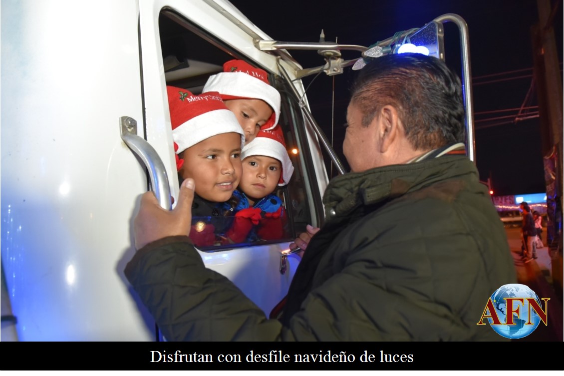 Disfrutan con desfile navideño de luces