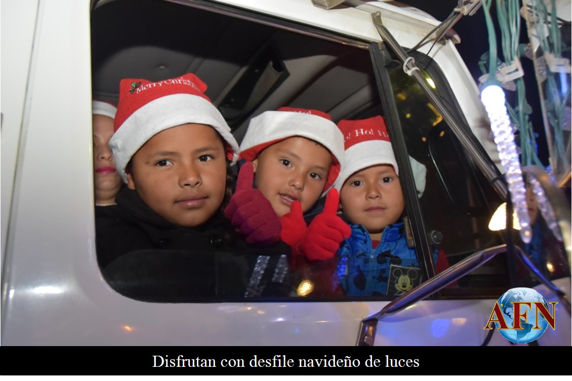 Disfrutan con desfile navideño de luces