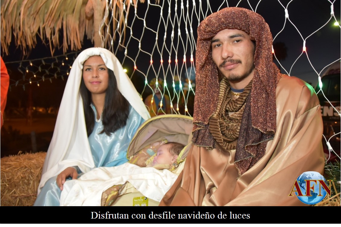 Disfrutan con desfile navideño de luces