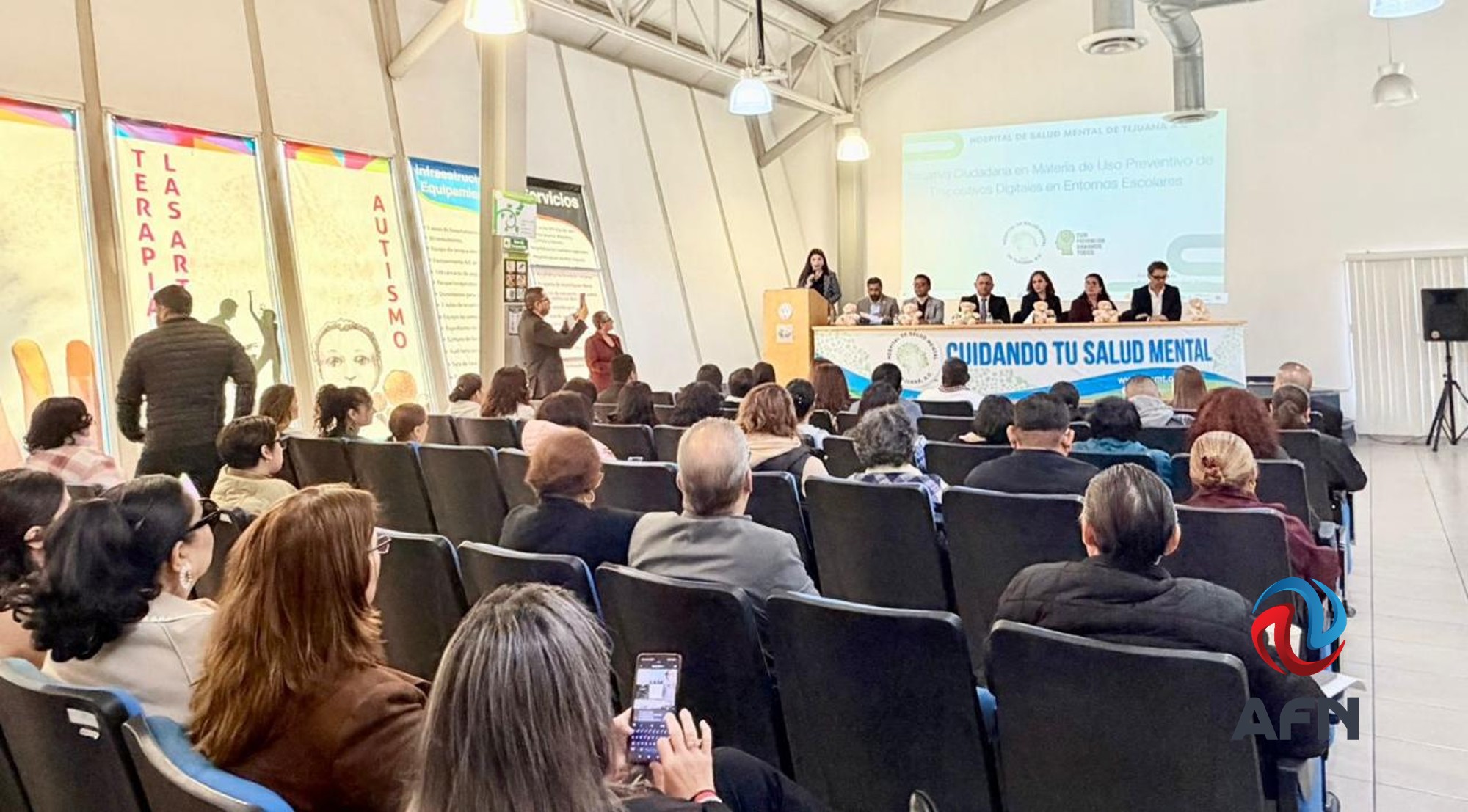 Impulsan iniciativa para restringir el uso de dispositivos en las escuelas 