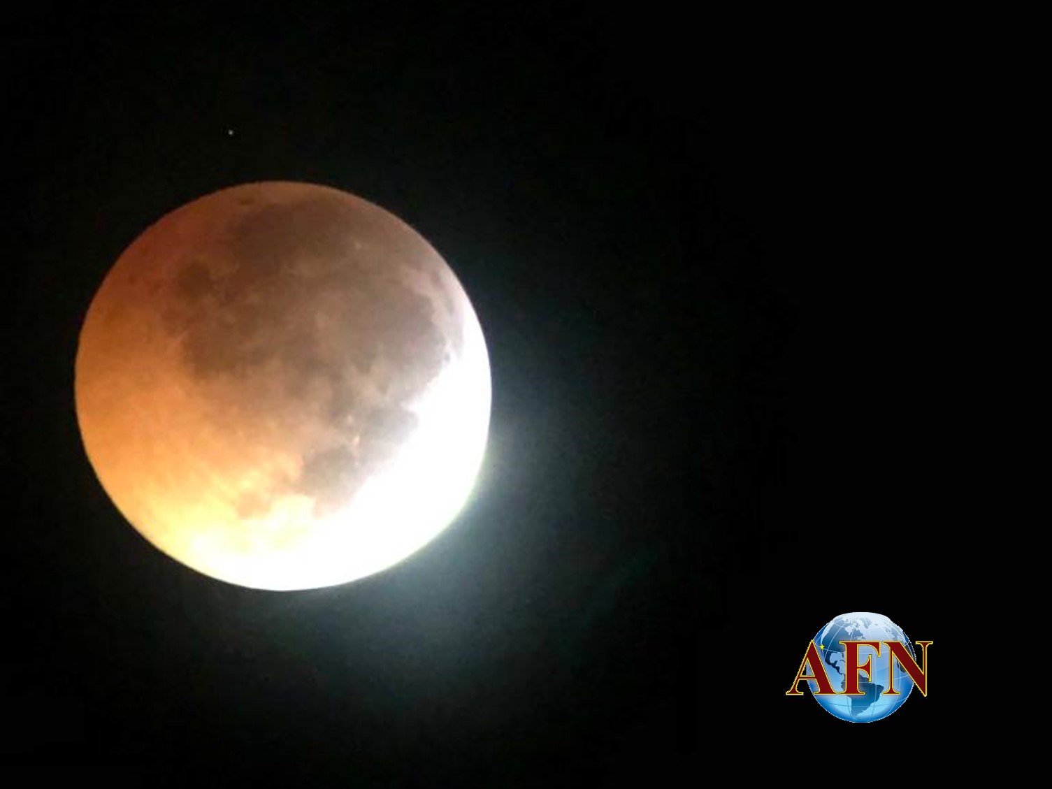 Eclipse lunar se aprecia en todo México