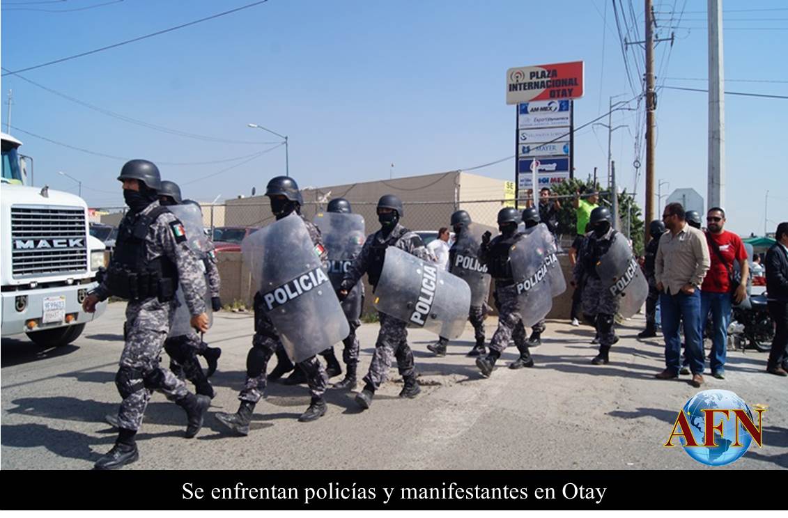 Se enfrentan policías y manifestantes en Otay