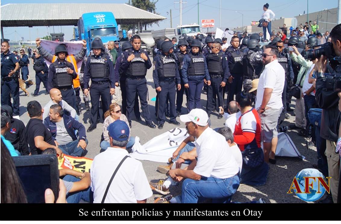 Se enfrentan policías y manifestantes en Otay