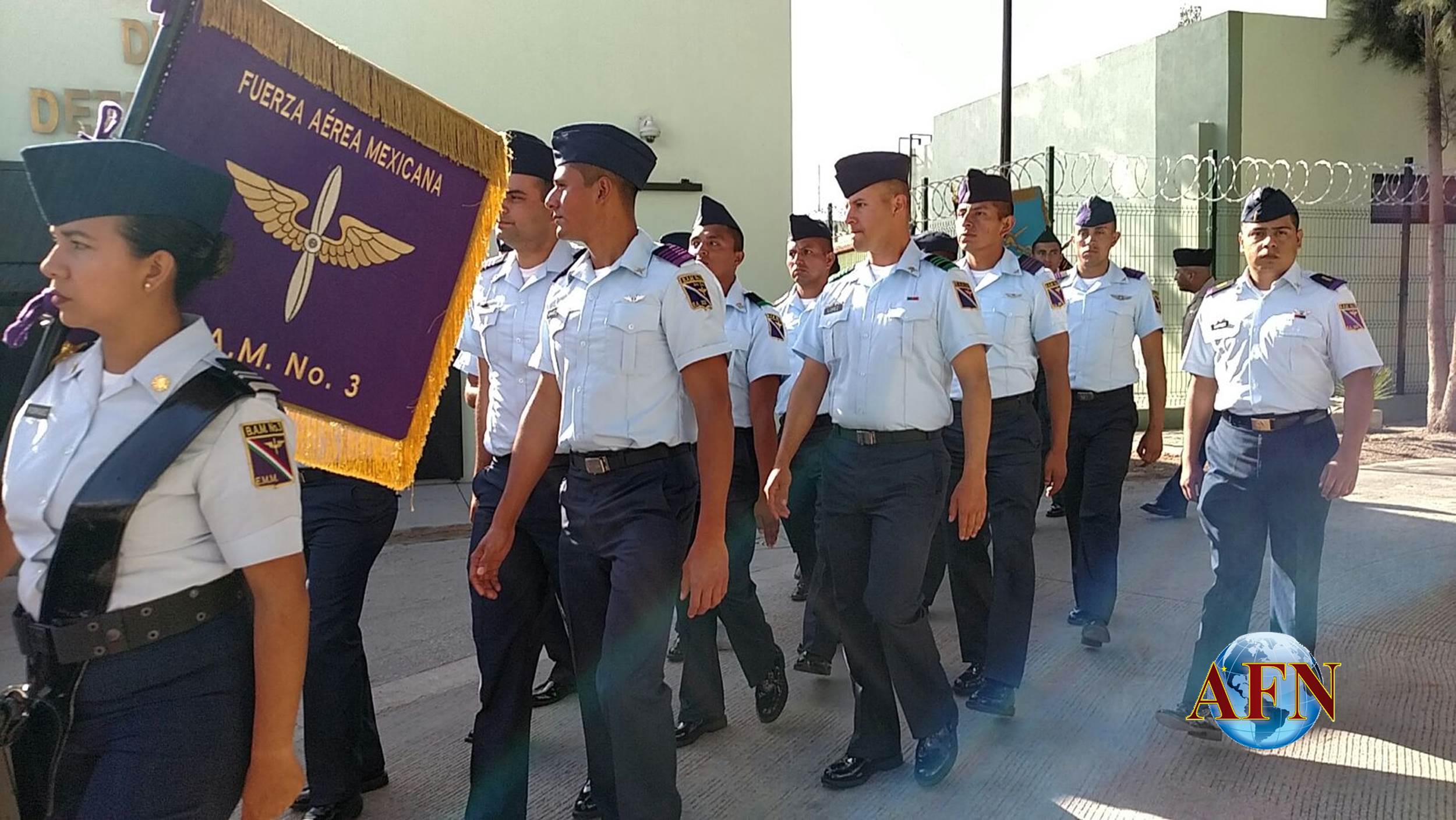 Entregan uniformes a militares