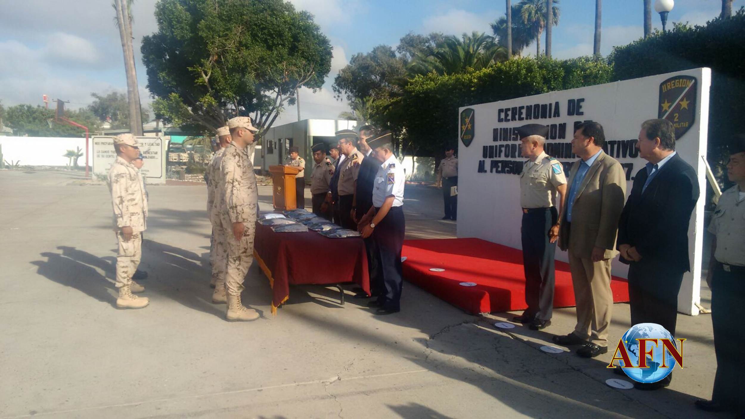 Entregan uniformes a militares