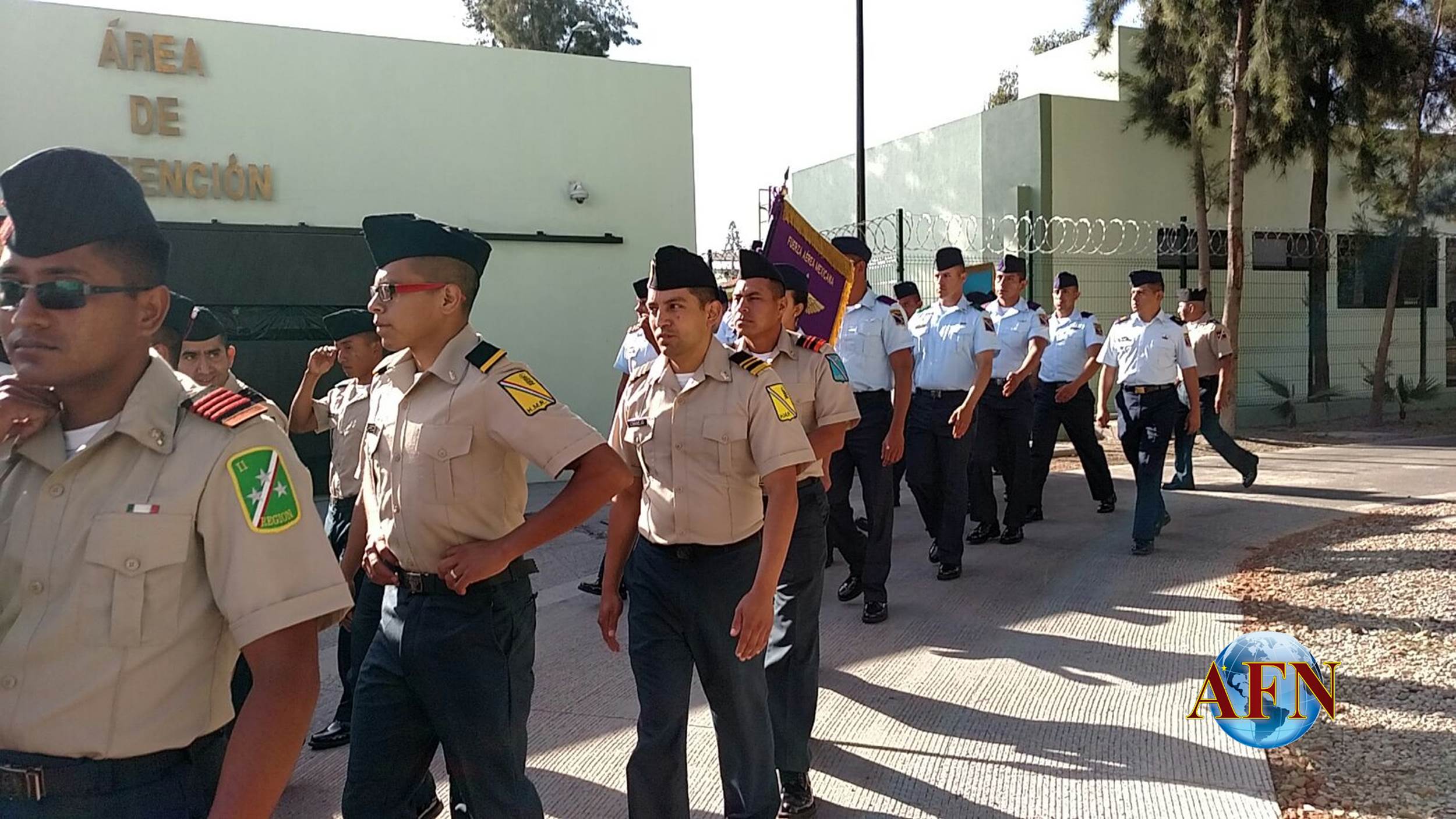 Entregan uniformes a militares