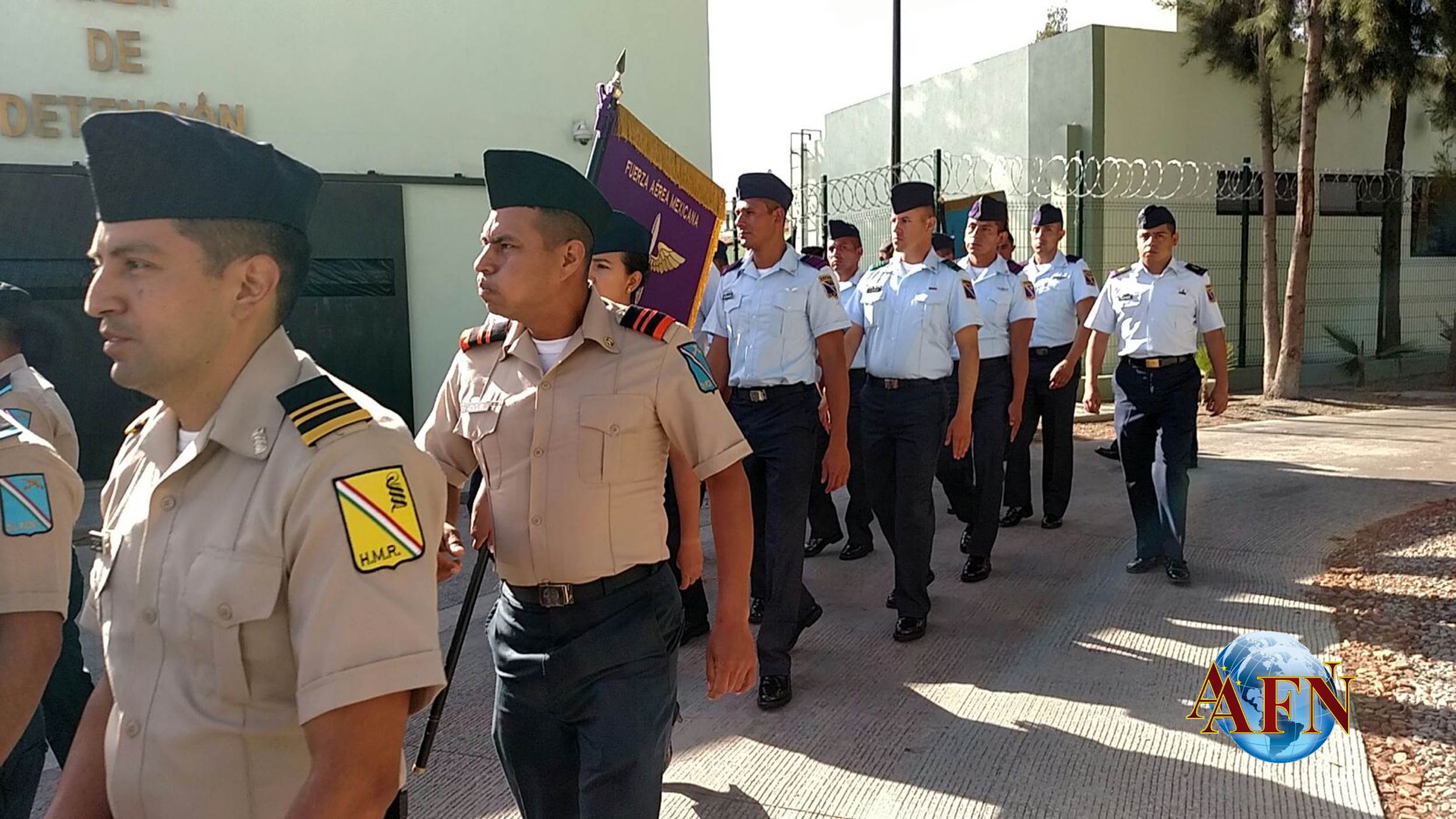 Entregan uniformes a militares