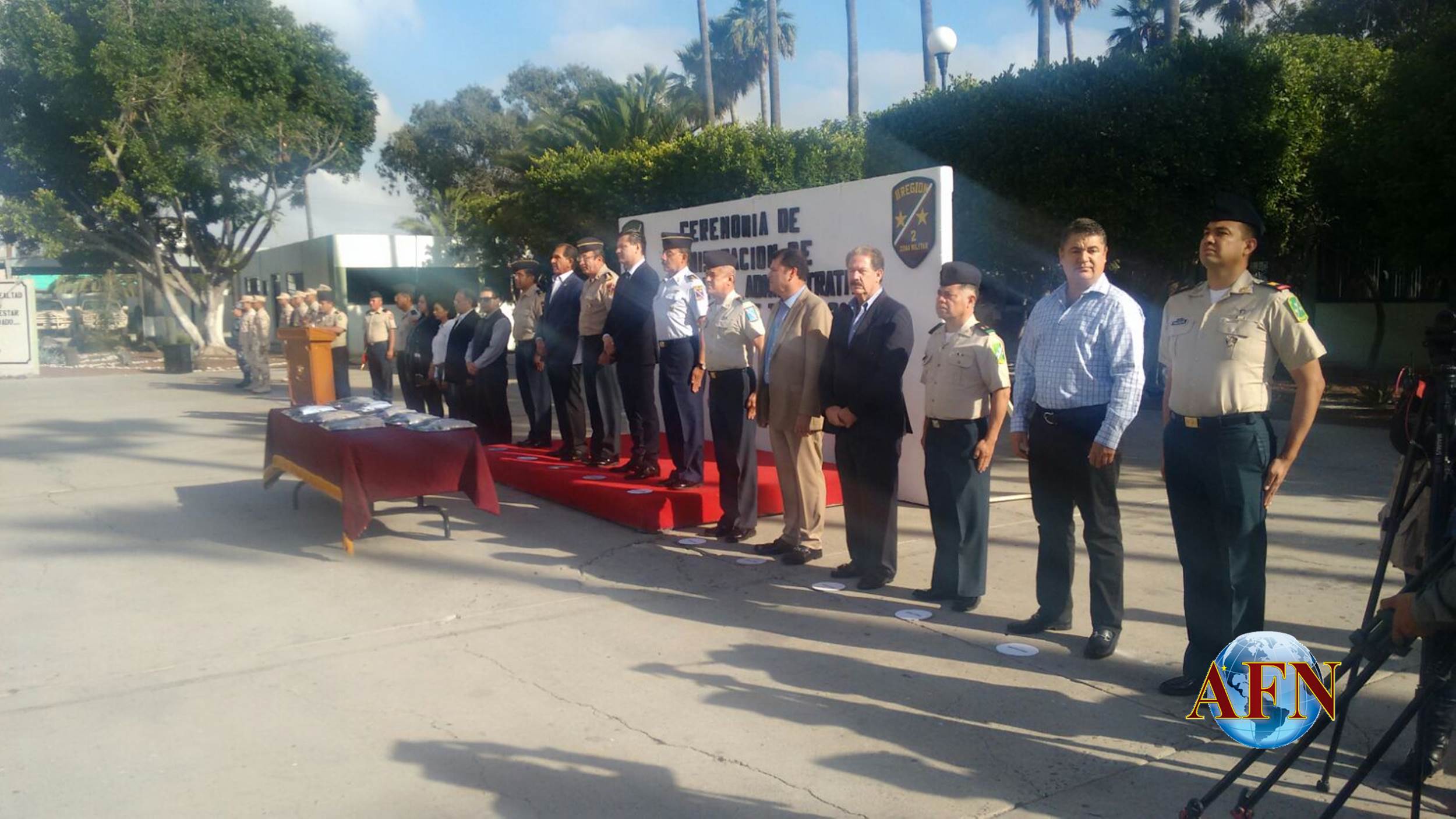 Entregan uniformes a militares