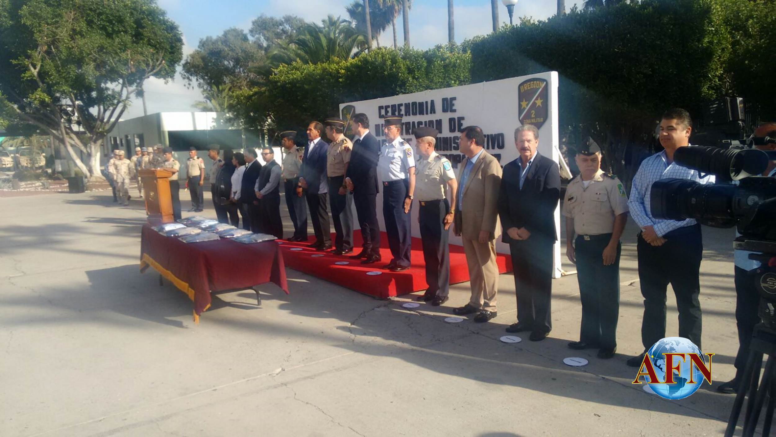 Entregan uniformes a militares