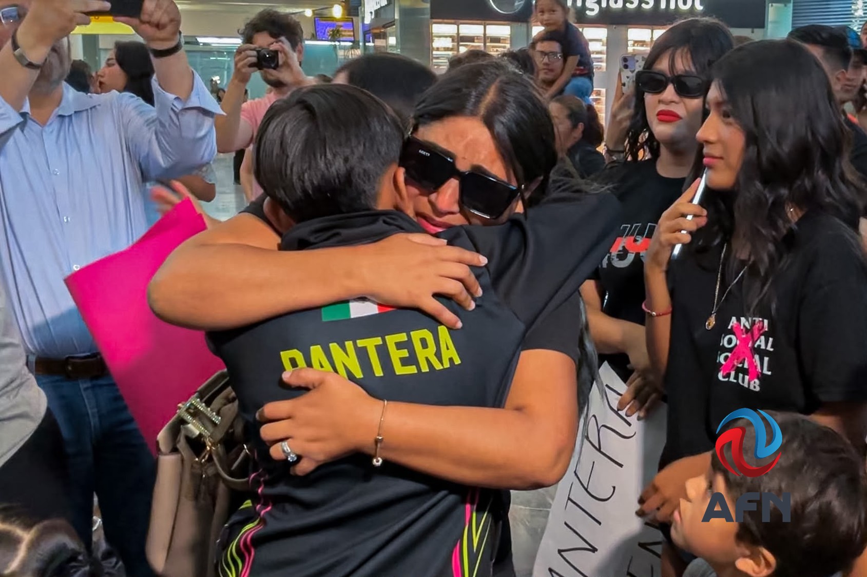 Llega a Tijuana primer grupo del equipo infantil Leyendas Obeliz