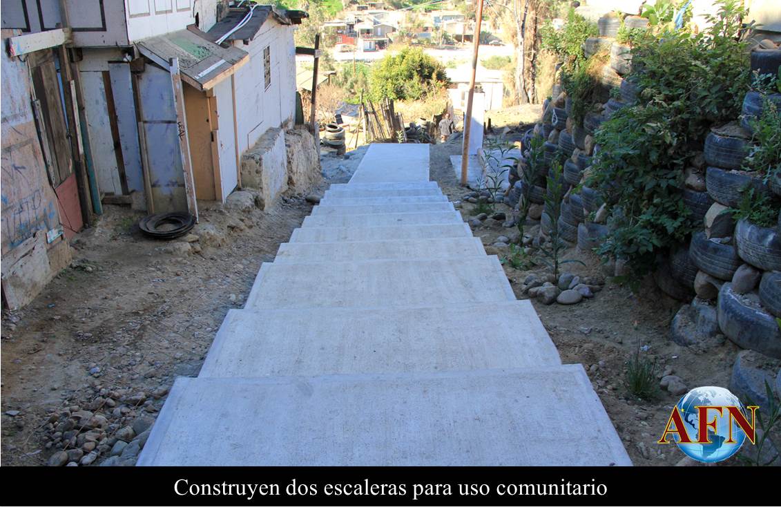 Construyen dos escaleras para uso comunitario