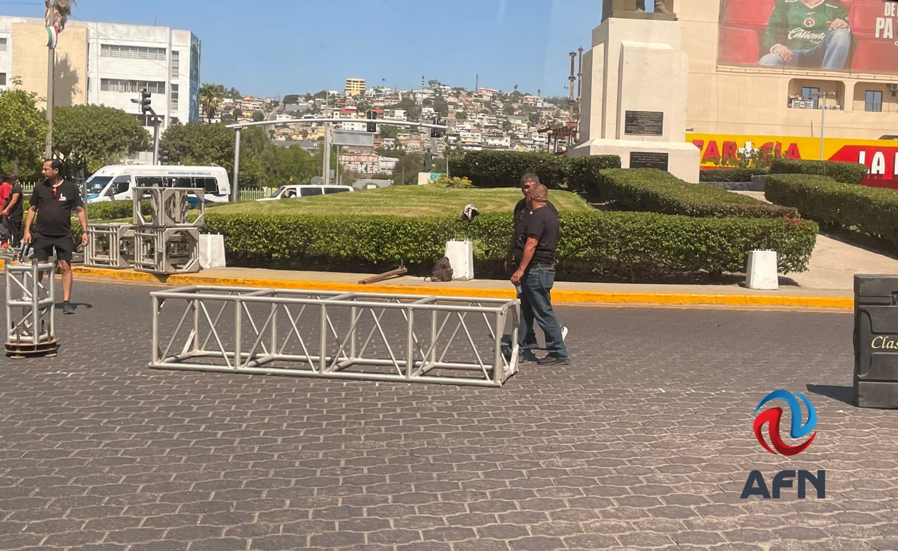 Instalan escenario para la noche del Grito en Tijuana 