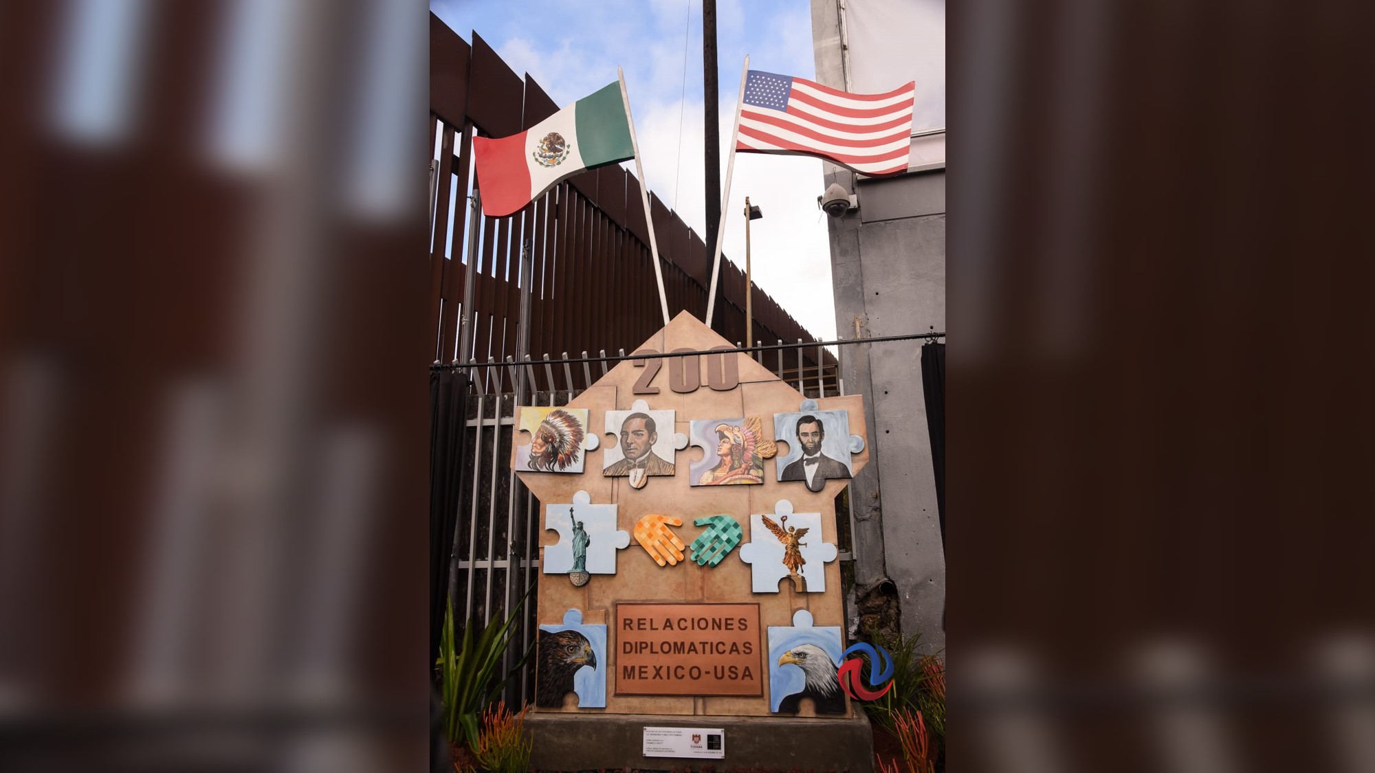Develan escultura por 200 años de relaciones diplomáticas entre México y EU