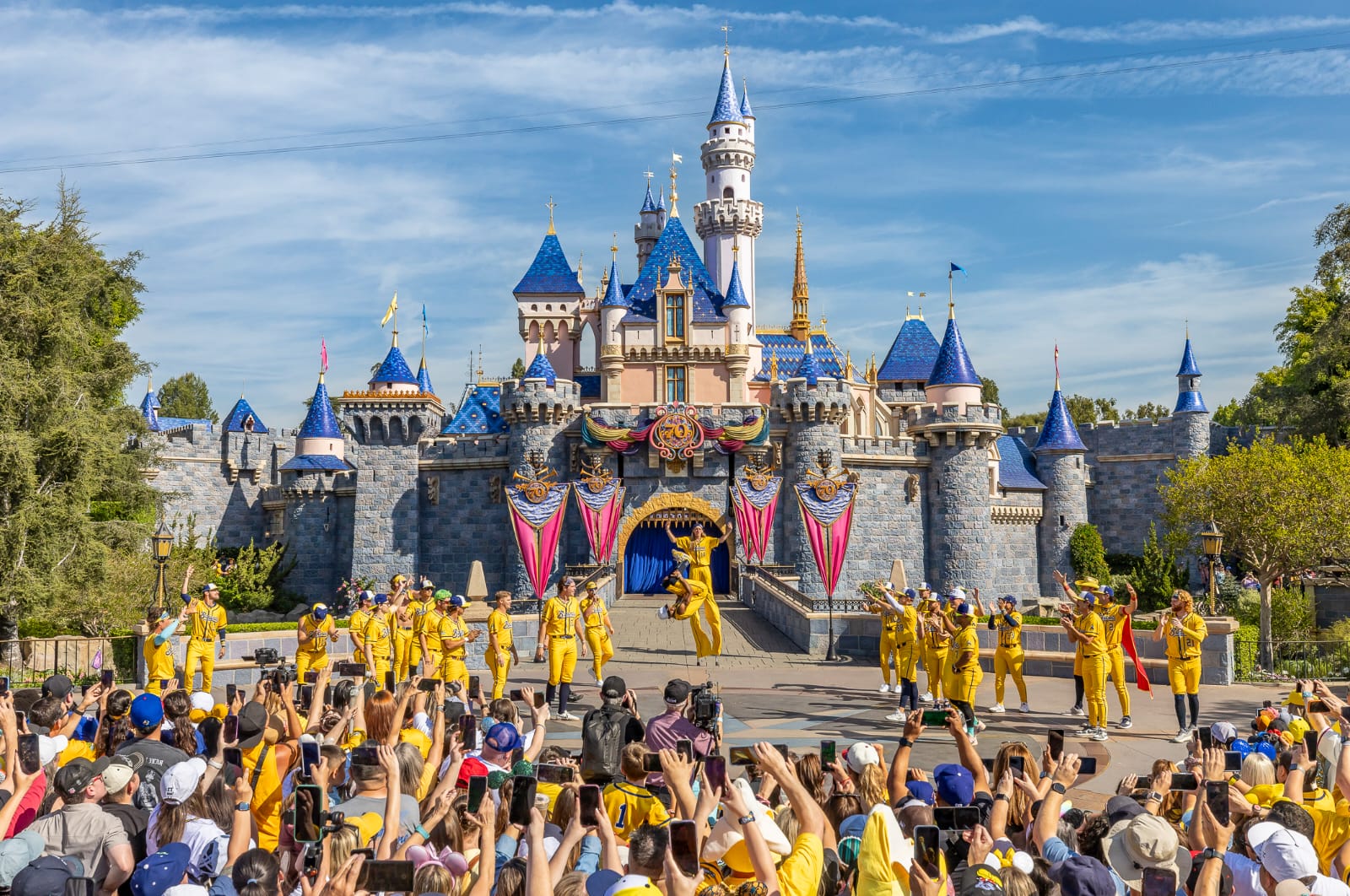 Savannah Bananas llevan su espectáculo a Disneyland Resort previo a juegos en Anaheim