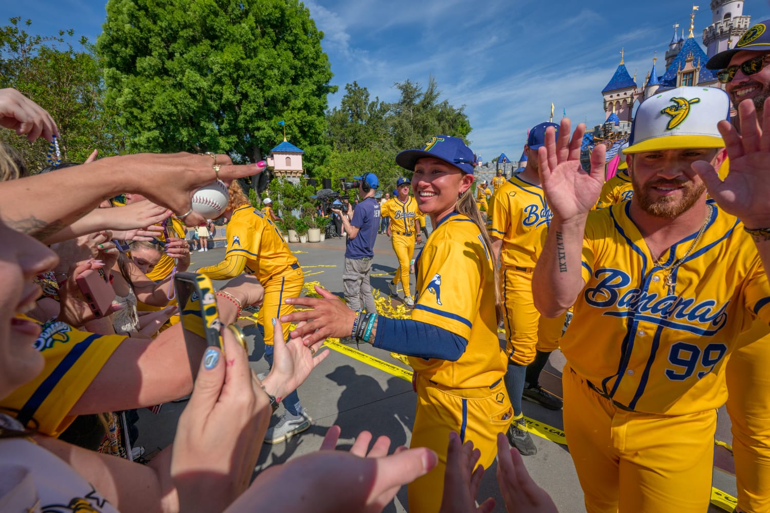 Savannah Bananas llevan su espectáculo a Disneyland Resort previo a juegos en Anaheim