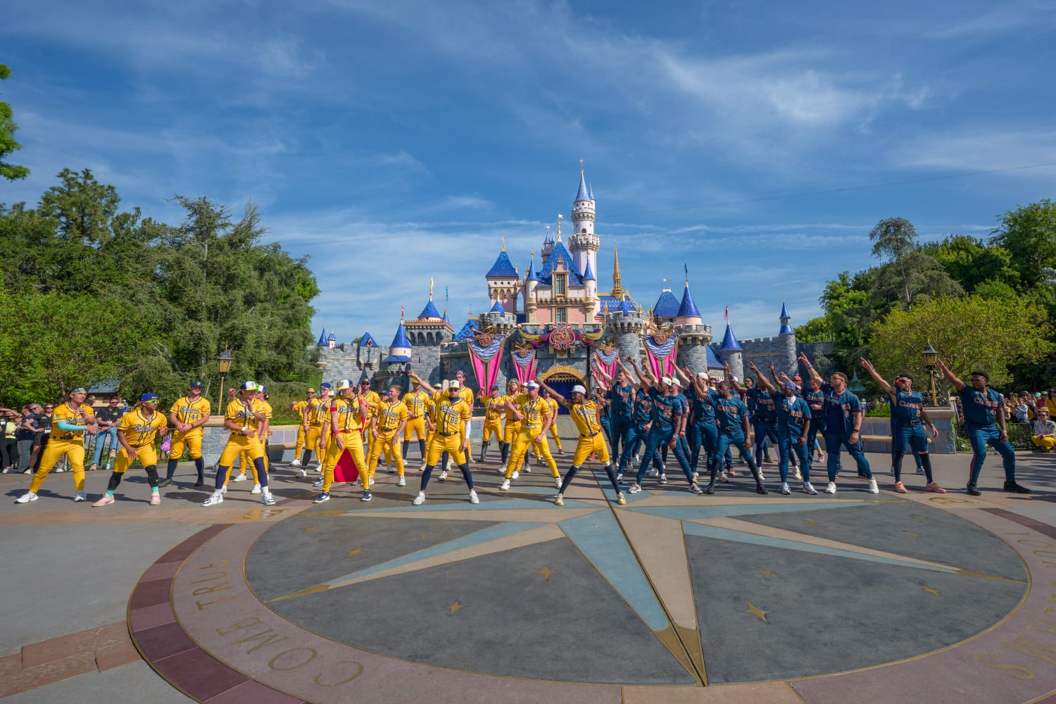 Savannah Bananas llevan su espectáculo a Disneyland Resort previo a juegos en Anaheim