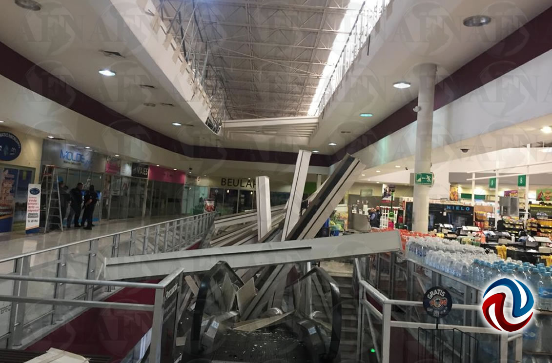 Mujer  lesionada al caer estructura en un supermercado