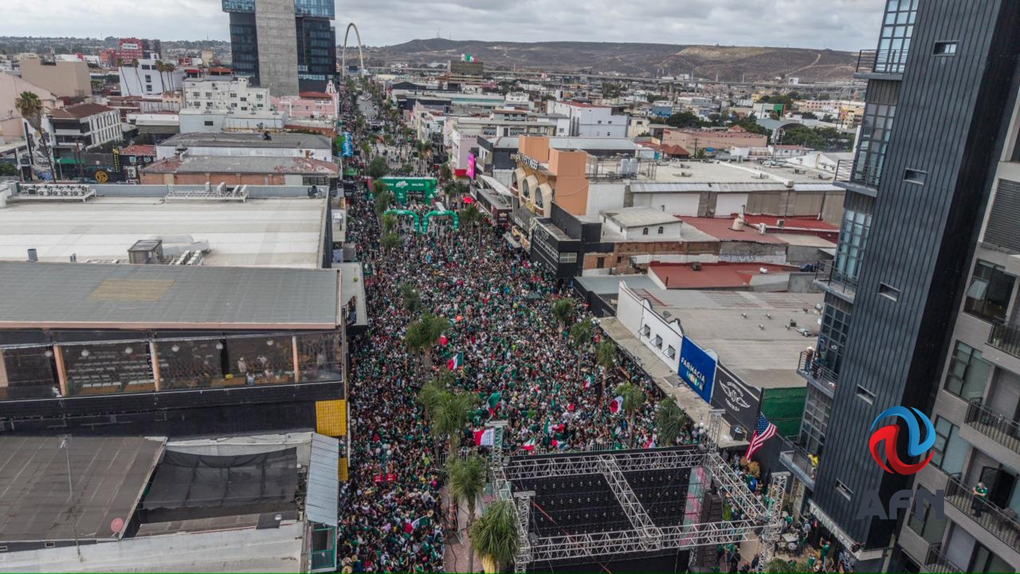 Abarrotan tijuanenses el Baja Fut Fest de la avenida Revolución