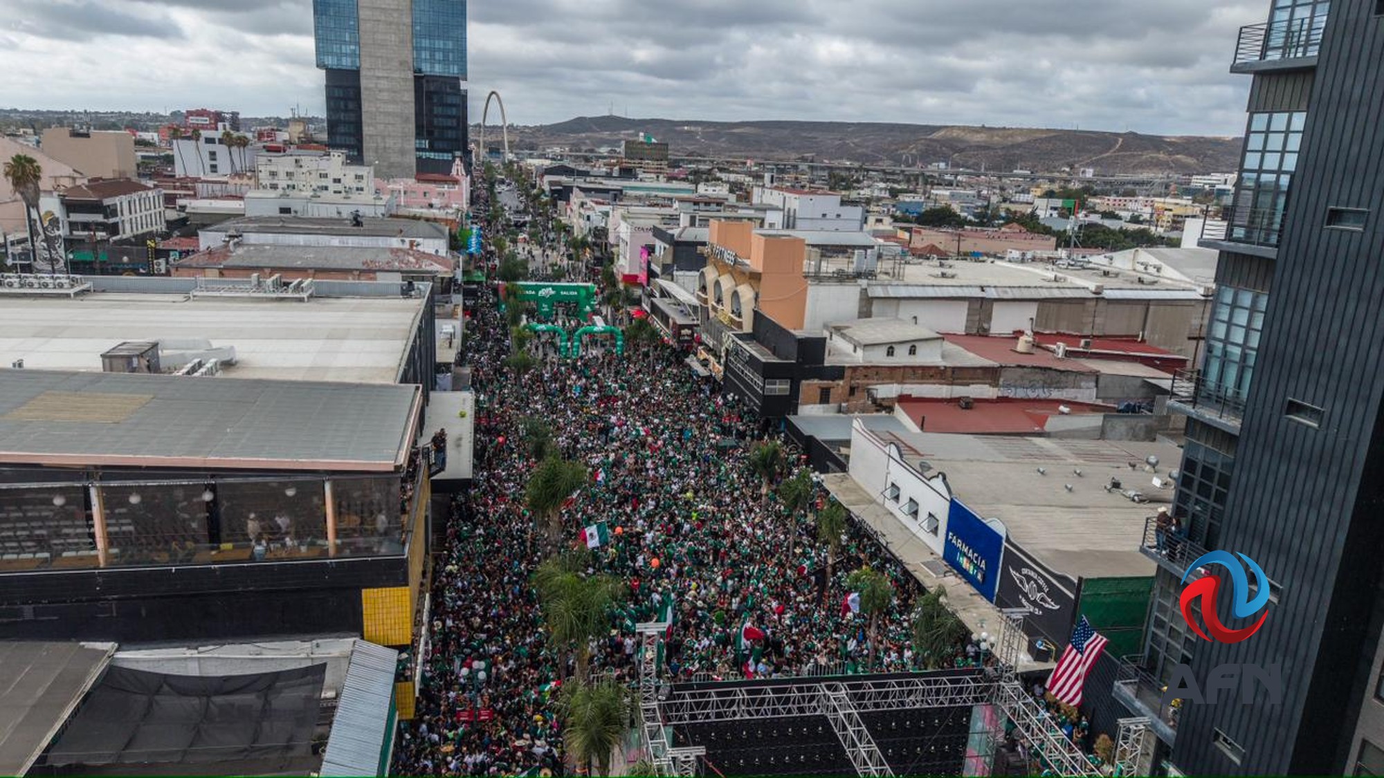 Abarrotan tijuanenses el Baja Fut Fest de la avenida Revolución