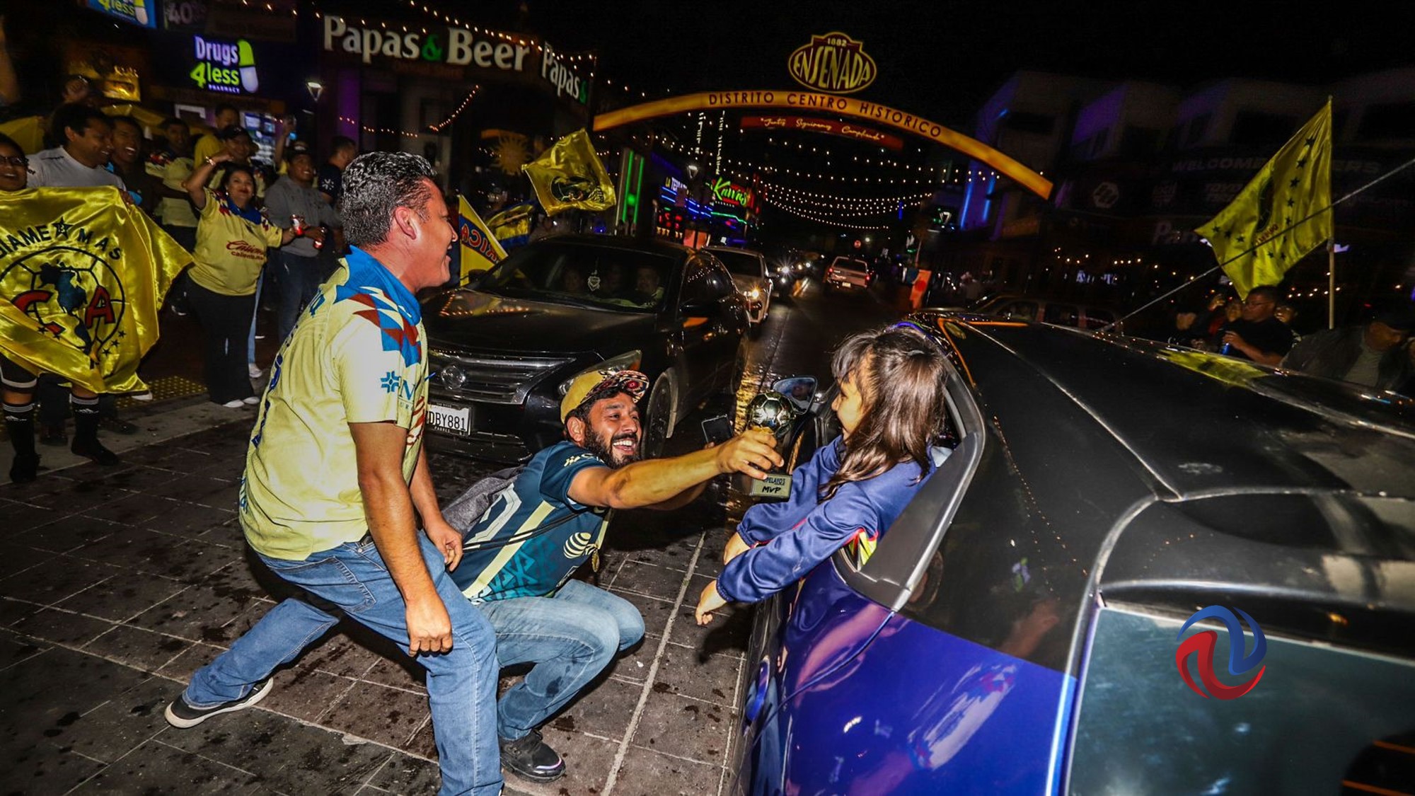 Celebran aficionados campeonato del Club América en calles de Ensenada