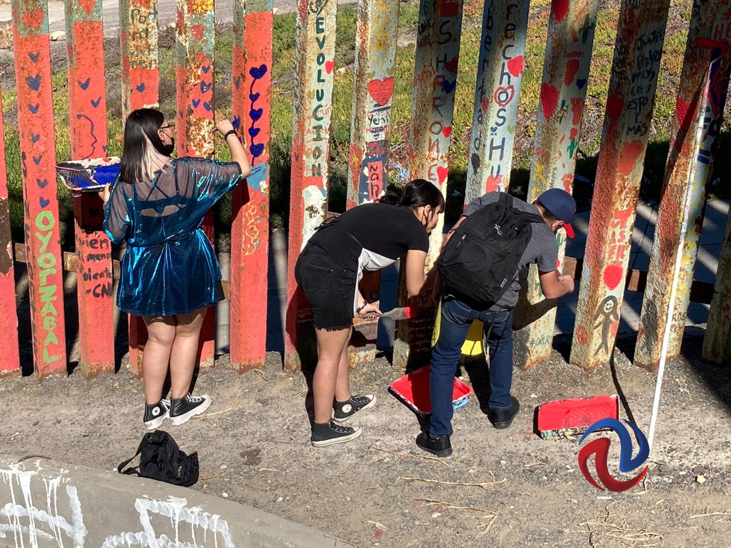 Pintan el muro fronterizo con temática del amor y la amistad 