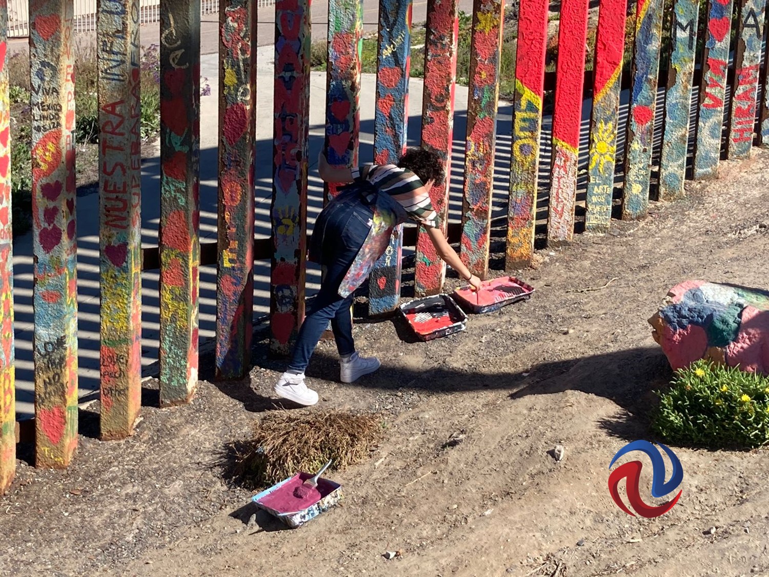 Pintan el muro fronterizo con temática del amor y la amistad 