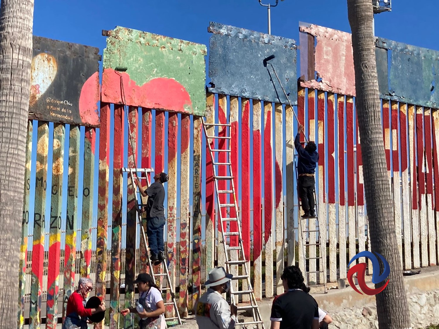 Pintan el muro fronterizo con temática del amor y la amistad 