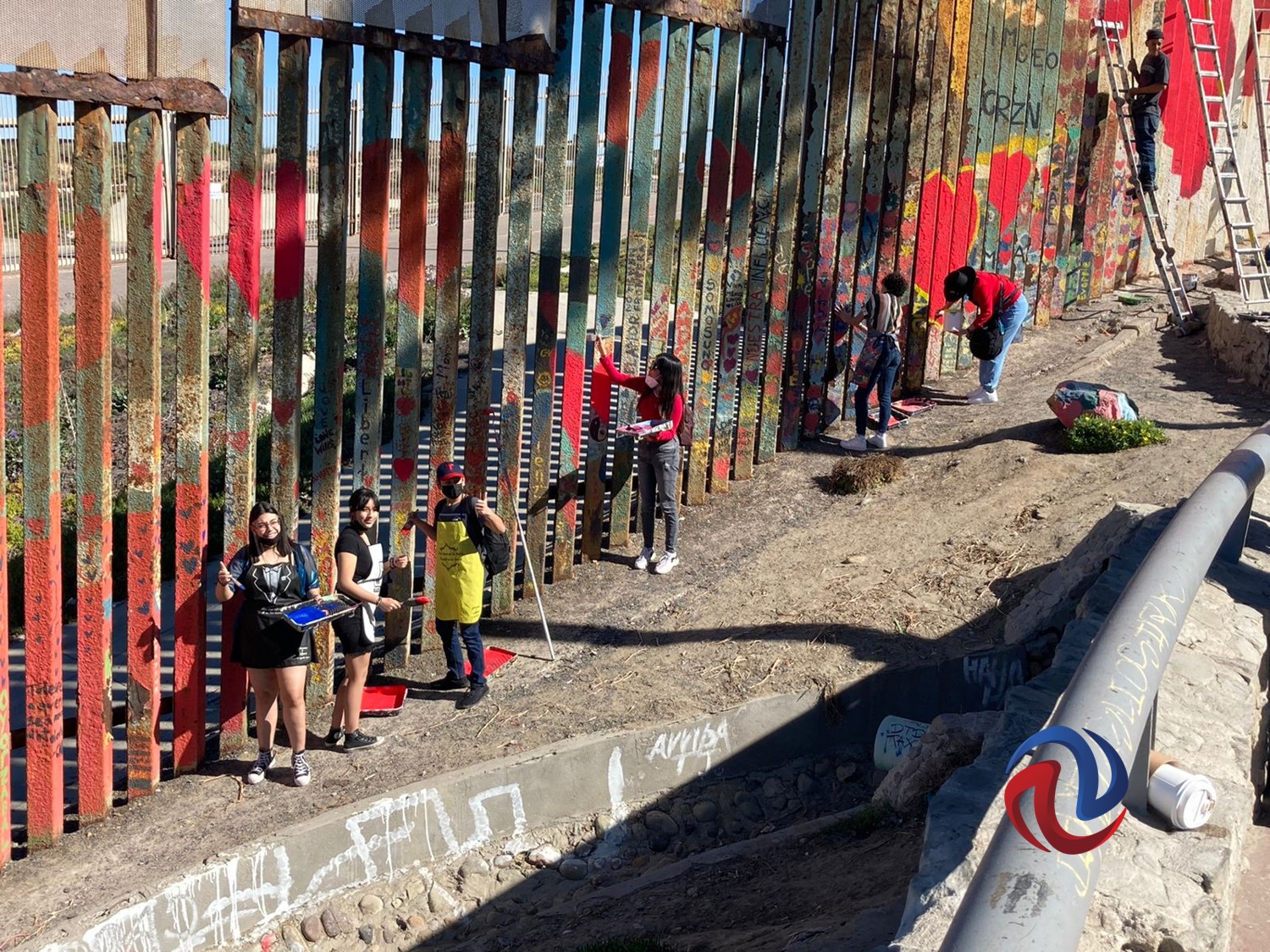 Pintan el muro fronterizo con temática del amor y la amistad 