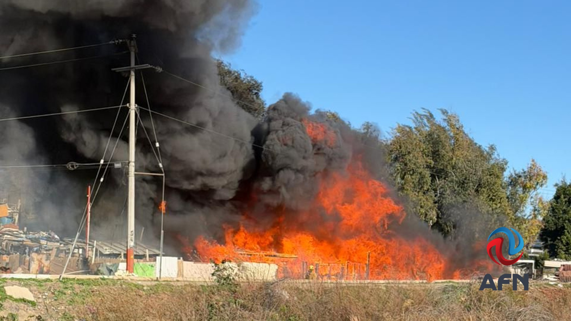Evacúan a estudiantes del Cobach en Tecate por fuerte incendio