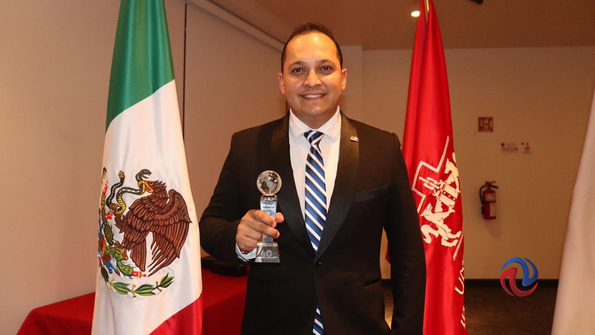 Conrado Macfarland recibió galardón de la Universidad Iberoamericana