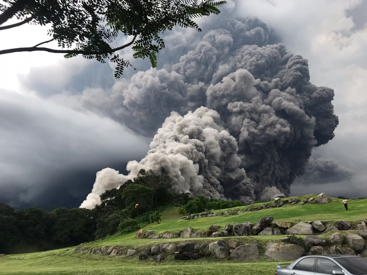 Hace erupción volcán en Guatemala