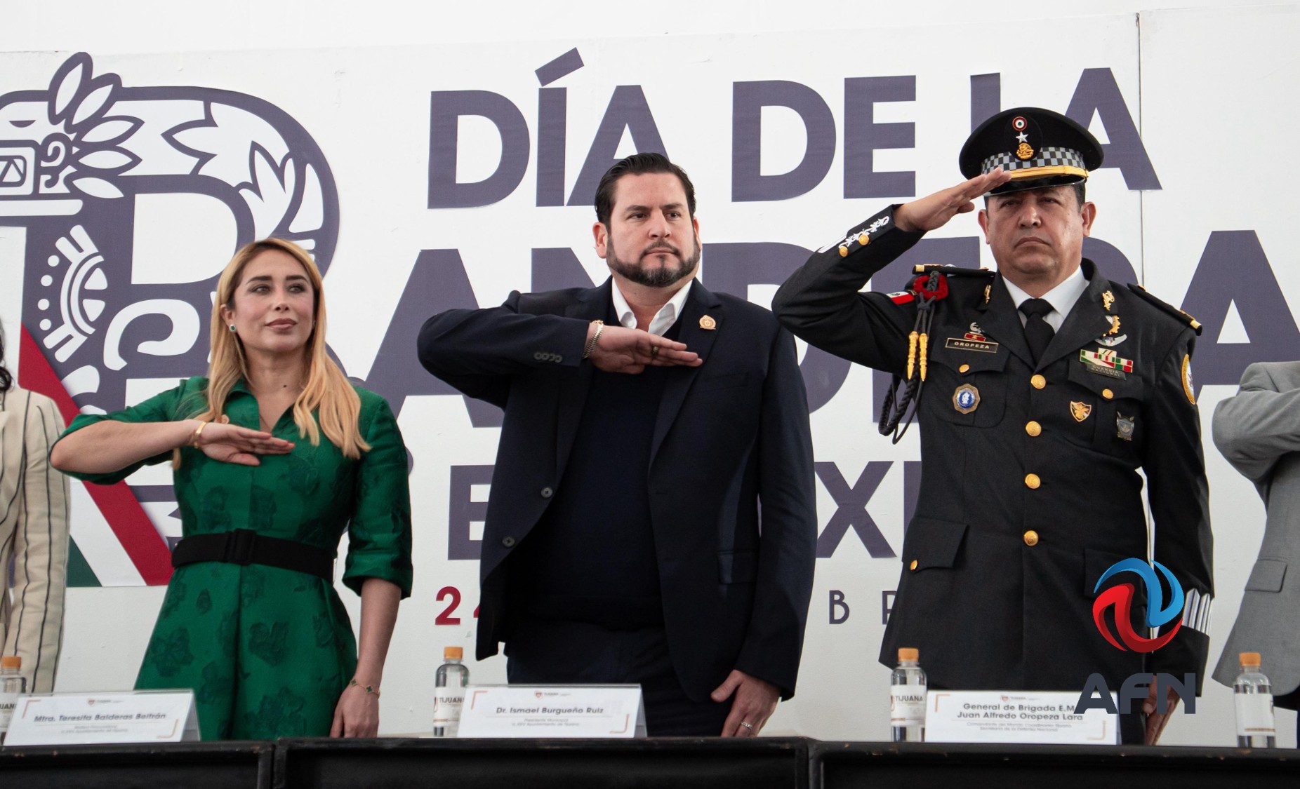 Rindieron honores a la bandera y premiaron a escoltas ganadoras