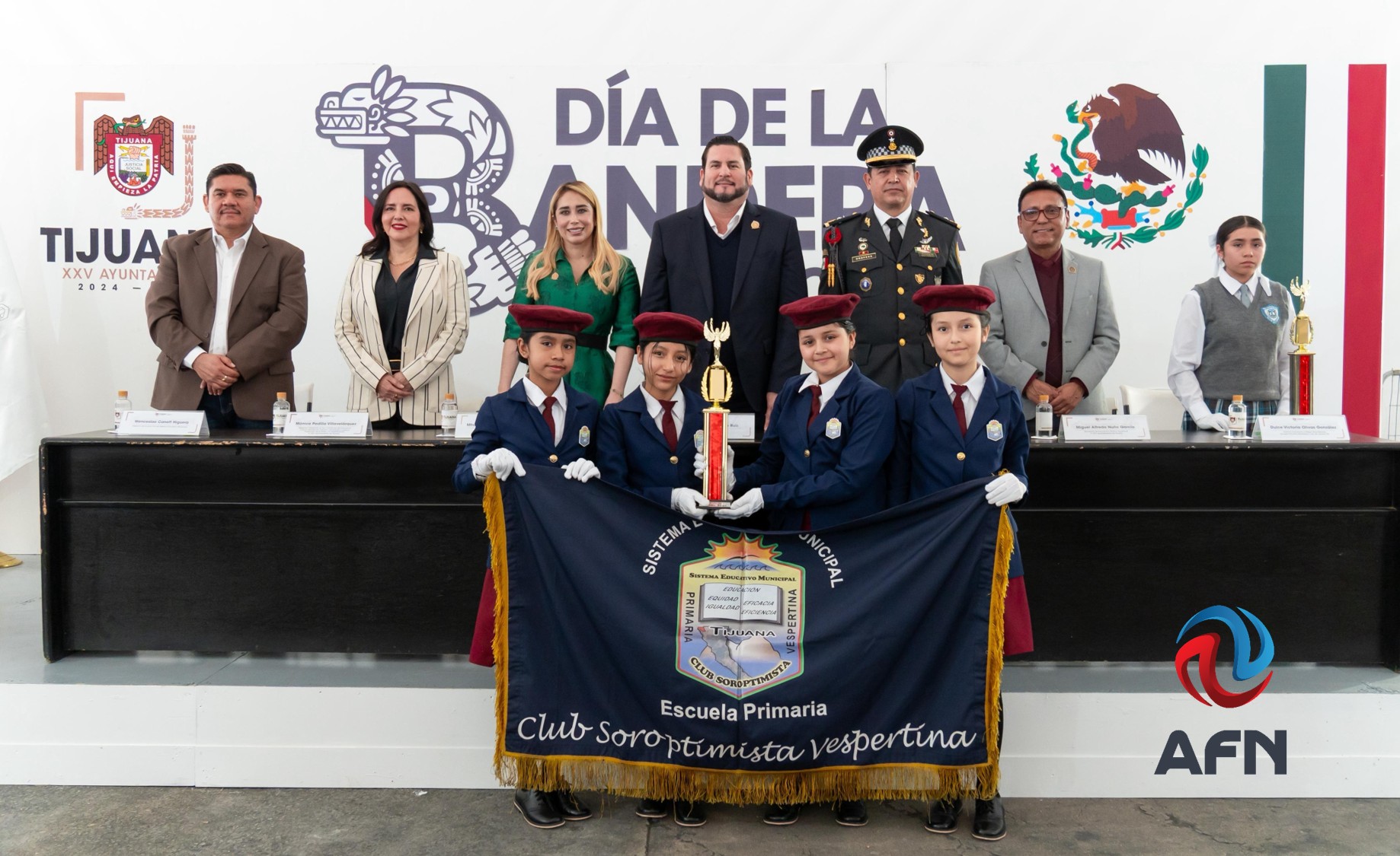 Rindieron honores a la bandera y premiaron a escoltas ganadoras