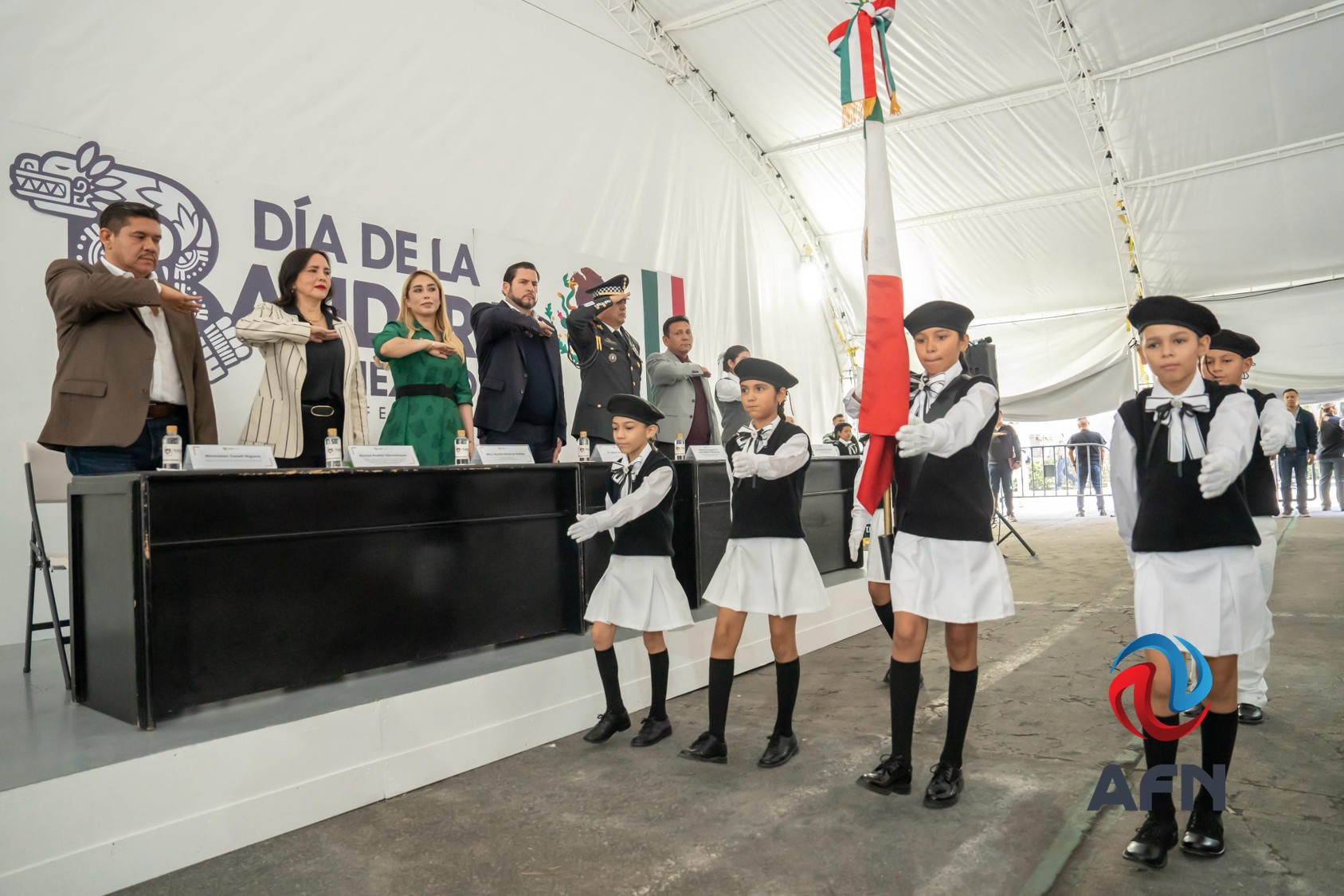 Rindieron honores a la bandera y premiaron a escoltas ganadoras