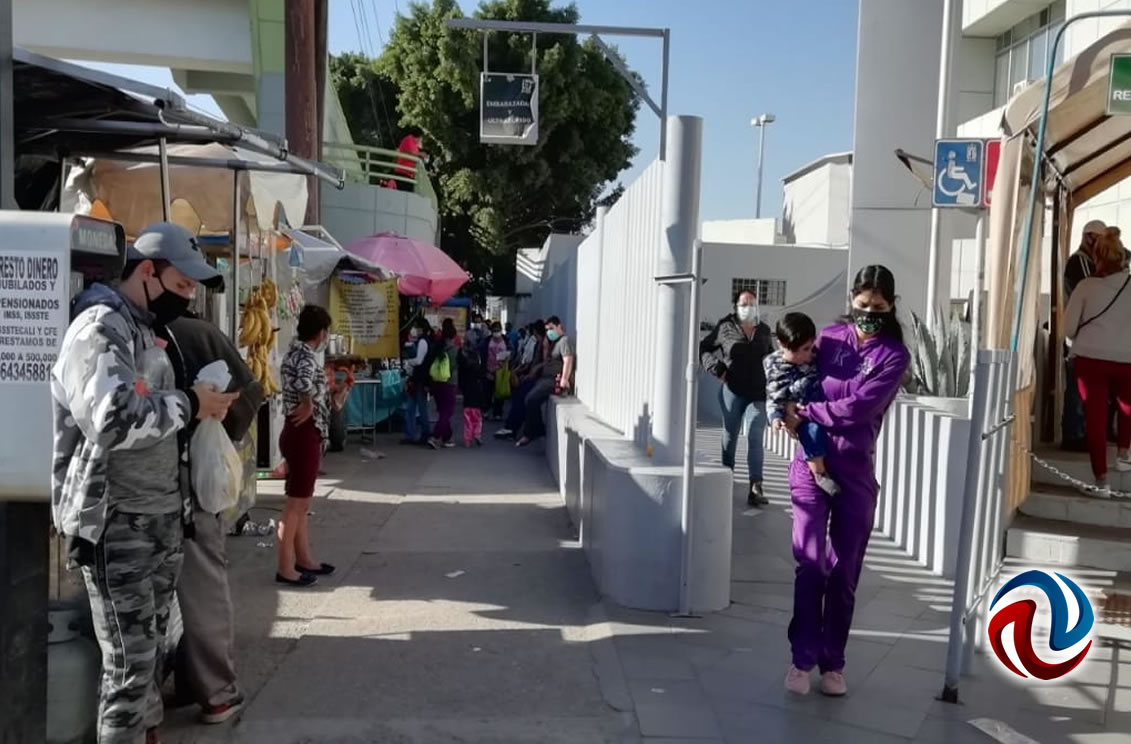 Siguen las largas filas en clínica del IMSS