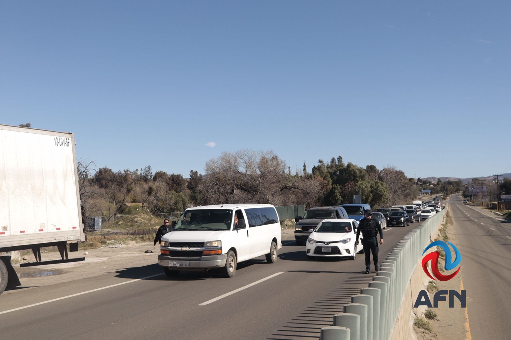 Incendian vehículos en carreteras de BC tras muerte de El Mencho