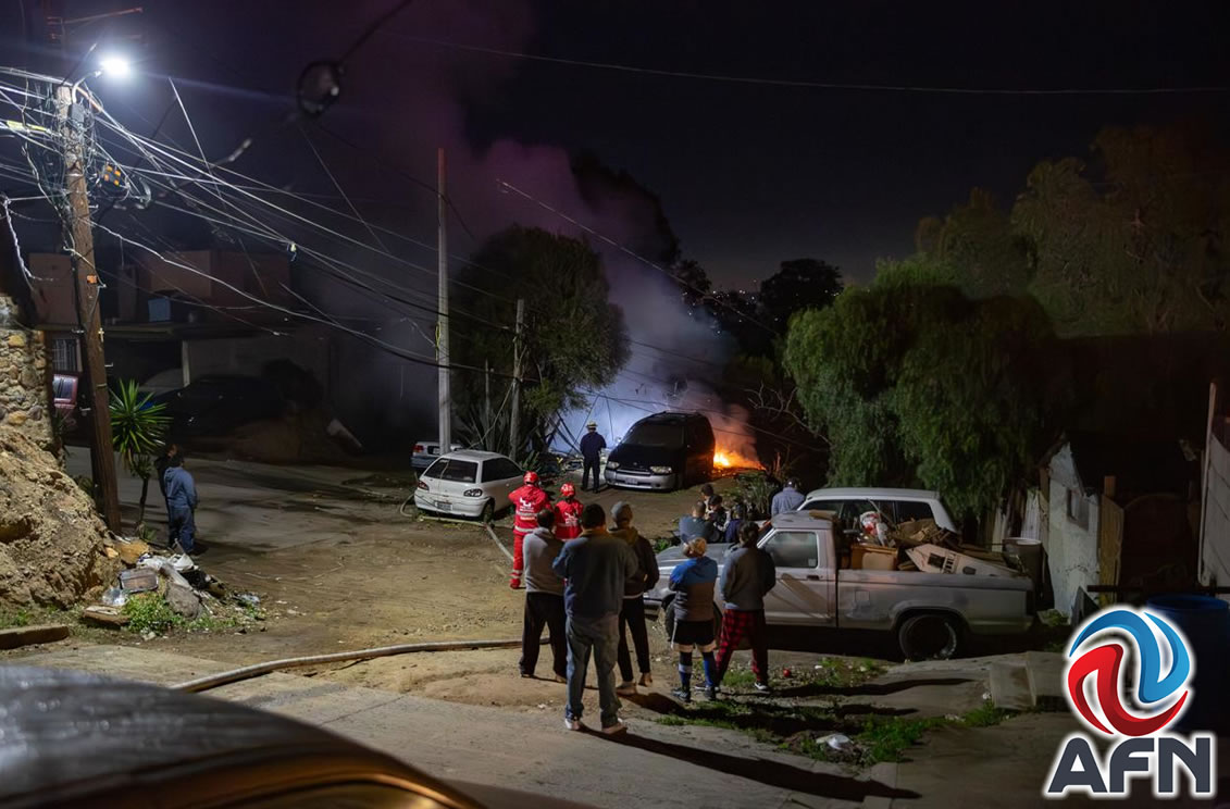 Incendio consumió una vivienda y dejó daños en tres vehículos