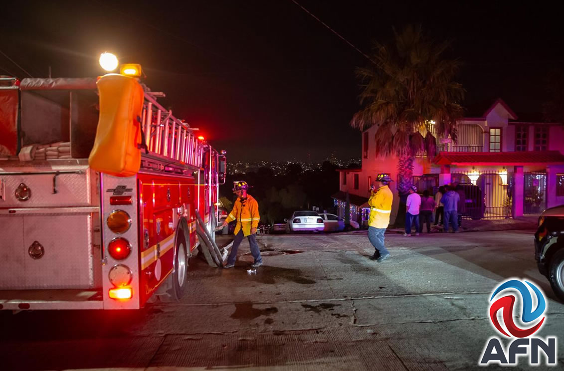 Incendio consumió una vivienda y dejó daños en tres vehículos