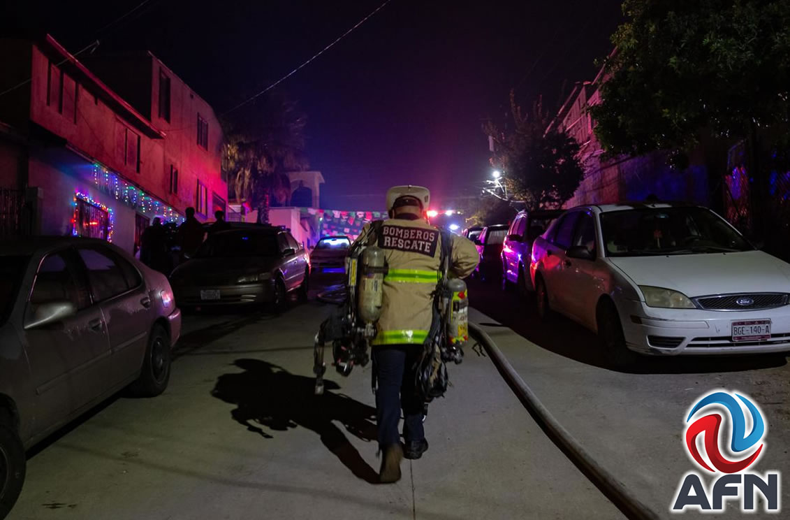 Incendio consumió una vivienda y dejó daños en tres vehículos