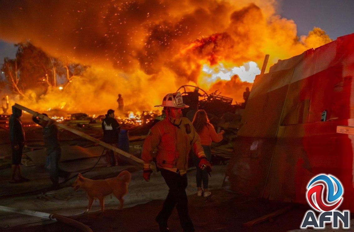 Incendio consumió una fábrica de tarimas en el Maclovio Rojas