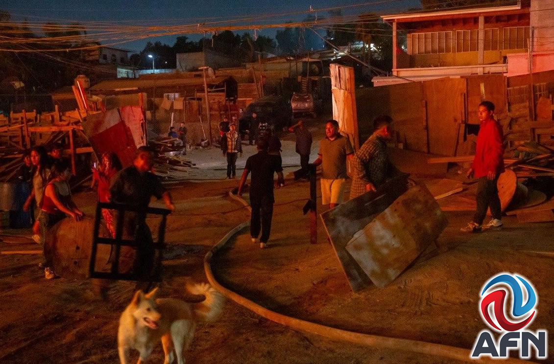 Incendio consumió una fábrica de tarimas en el Maclovio Rojas