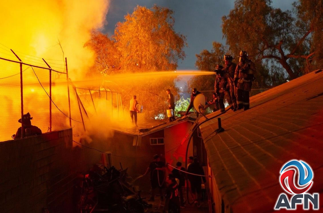 Incendio consumió una fábrica de tarimas en el Maclovio Rojas