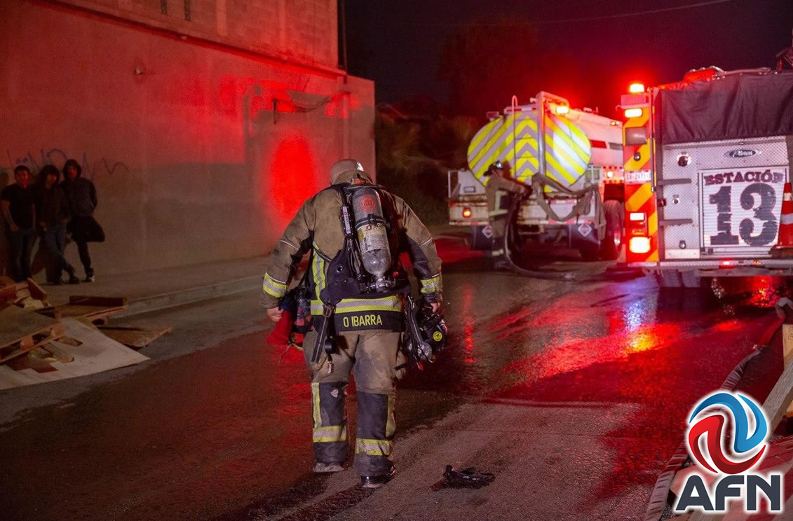 Incendio consumió una fábrica de tarimas en el Maclovio Rojas