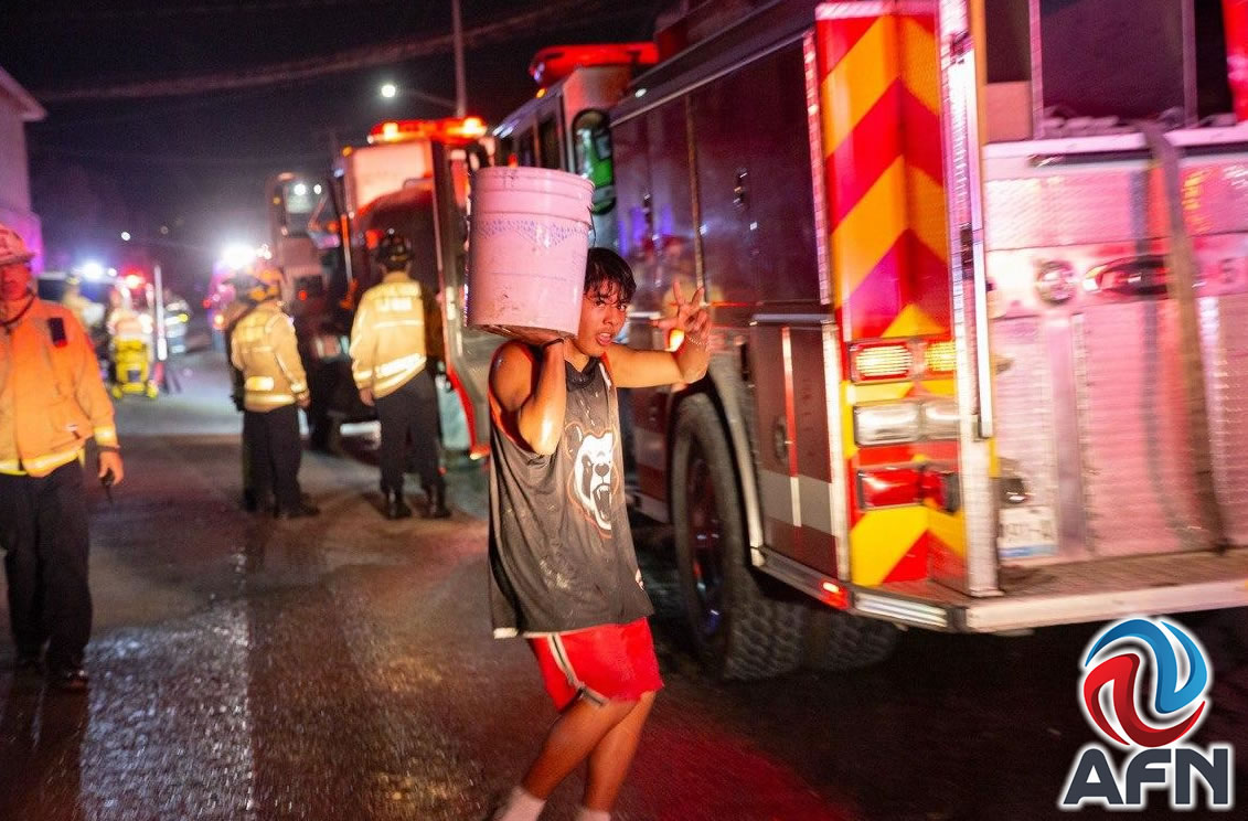 Incendio consumió una fábrica de tarimas en el Maclovio Rojas