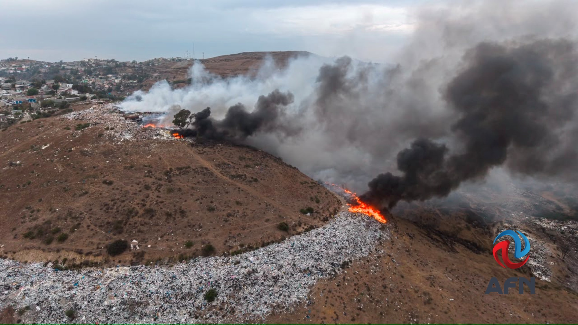 Se registra un fuerte incendio en basurero clandestino de San Antonio de los Buenos 
