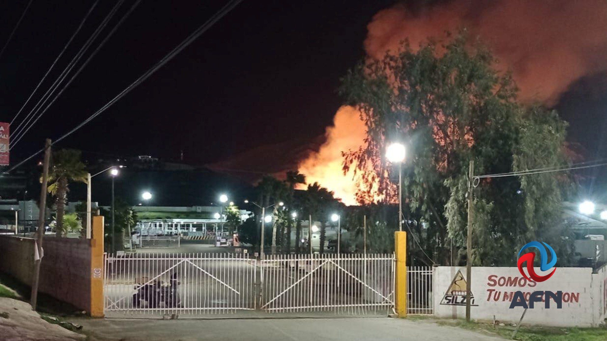 Se registra un fuerte incendio a unos metros de una planta gasera en El Refugio