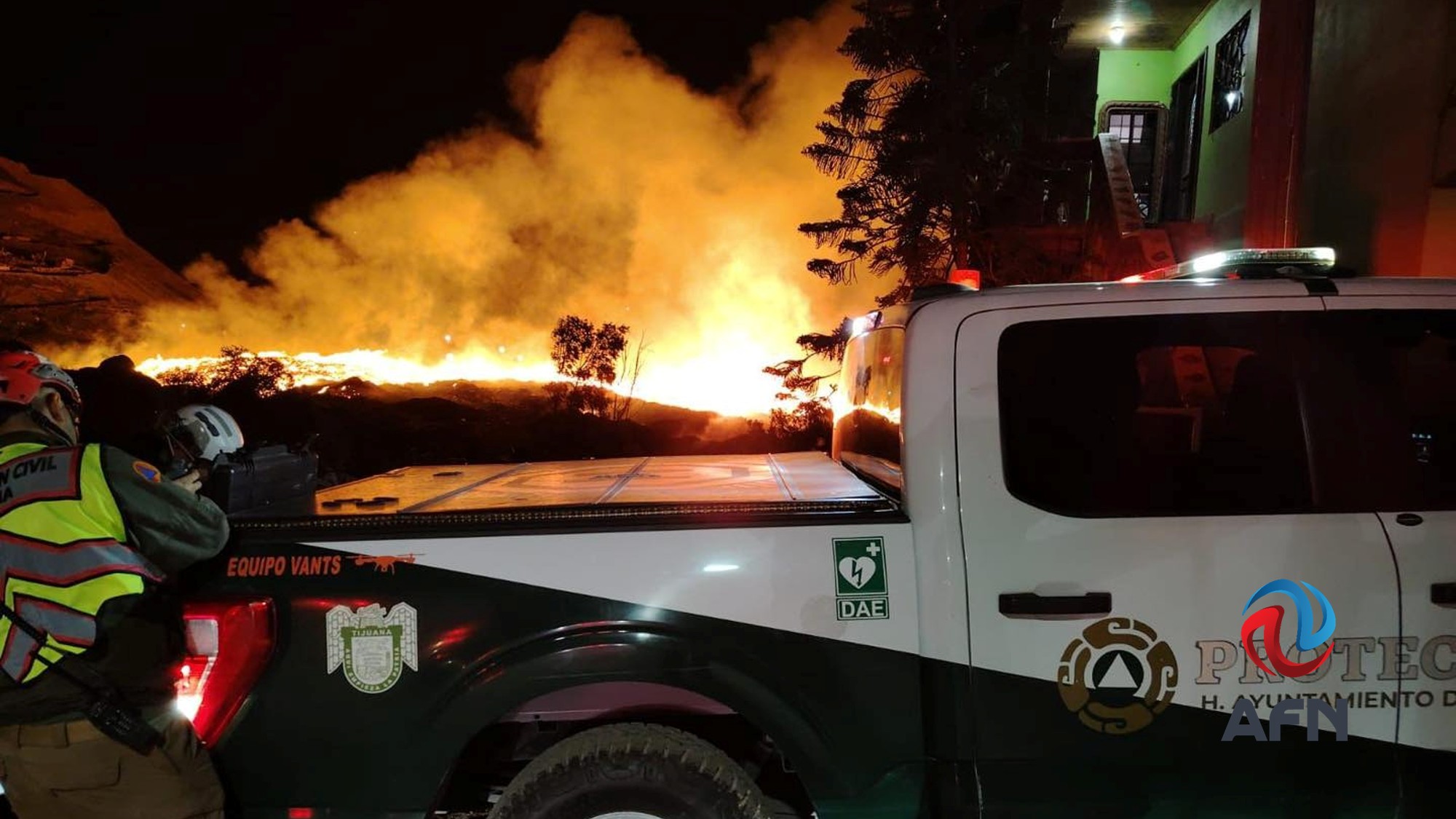 Se registra un fuerte incendio a unos metros de una planta gasera en El Refugio