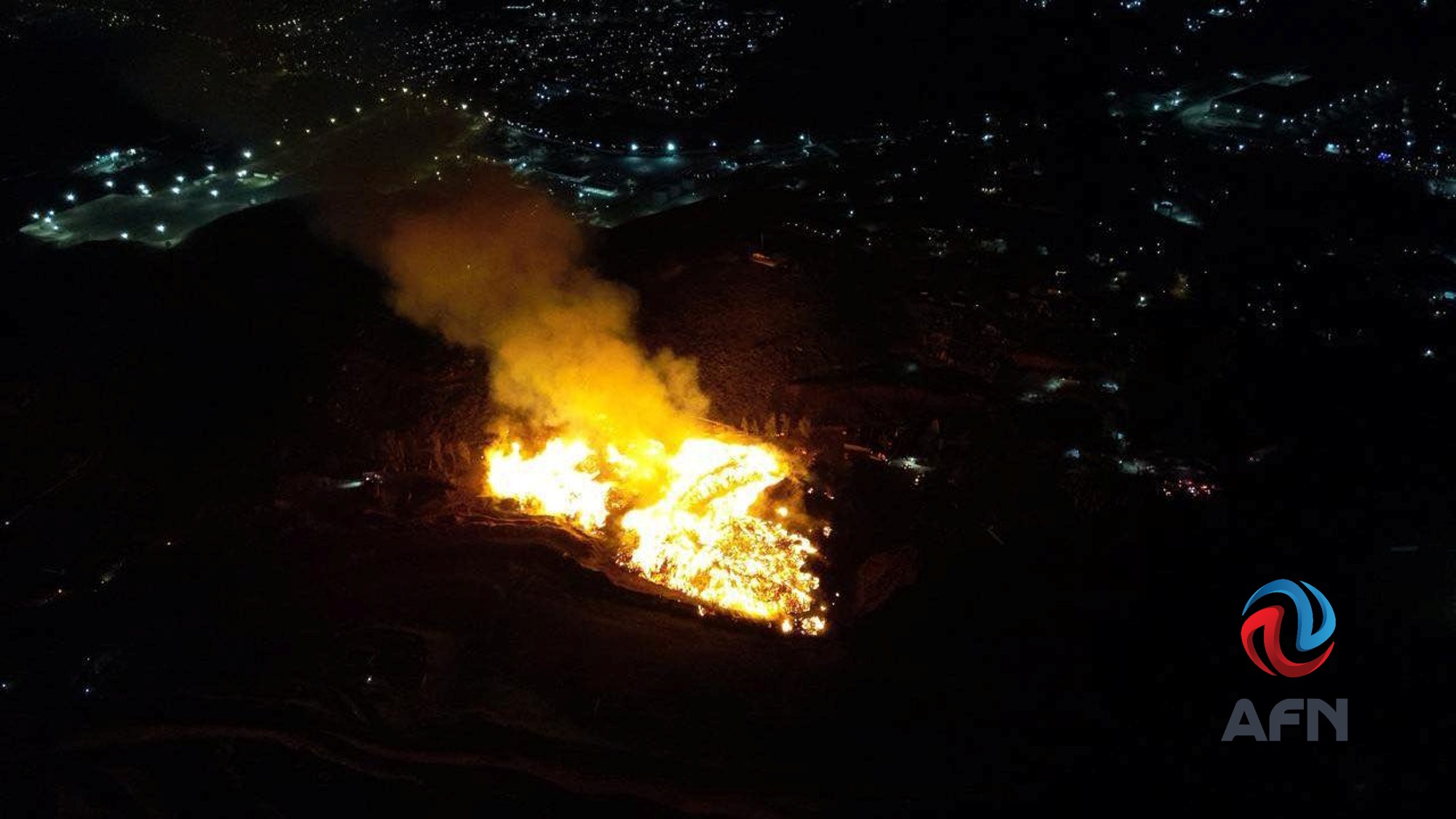 Se registra un fuerte incendio a unos metros de una planta gasera en El Refugio